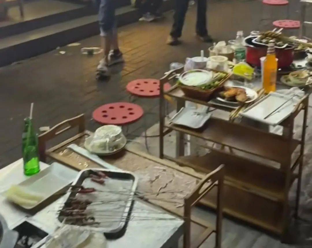 多人燒烤店外用餐遭樓上住戶(hù)潑灑不明液體，警方介入