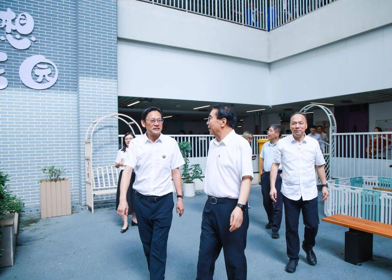 “國寶級(jí)”科學(xué)家空降！白春禮院士為中科附高師生揭秘中國深?？萍?></p>
<p>據(jù)了解，中科附高（深圳理工附中）依托中國科學(xué)院深圳先進(jìn)技術(shù)研究院、深圳理工大學(xué)的頂尖資源高起點(diǎn)辦學(xué)，為學(xué)子們搭建“在科學(xué)家身邊成長”，與前沿科學(xué)親密接觸的平臺(tái)。辦學(xué)以來，從“博士課堂”的生動(dòng)講解，到“科學(xué)家講壇”的深度交流，再到“實(shí)習(xí)科學(xué)家”的親身實(shí)踐，以及“中科項(xiàng)目式學(xué)習(xí)”的自主探索，中科附高（深圳理工附中）構(gòu)建了一個(gè)多維度的科學(xué)教育體系。</p>
<p>未來，中科附高（深圳理工附中）還將持續(xù)構(gòu)建拔尖創(chuàng)新人才成長的多維通道，為中科學(xué)子推開思維的天花板，助力其在科學(xué)蒼穹中找準(zhǔn)專屬坐標(biāo)，以創(chuàng)新之翼翱翔于更廣闊的科學(xué)世界，以多元之徑攀登至更璀璨的成長之峰。</p>
<p>（圖片由學(xué)校提供）</p>
                			    
			</div>
			<div   id=