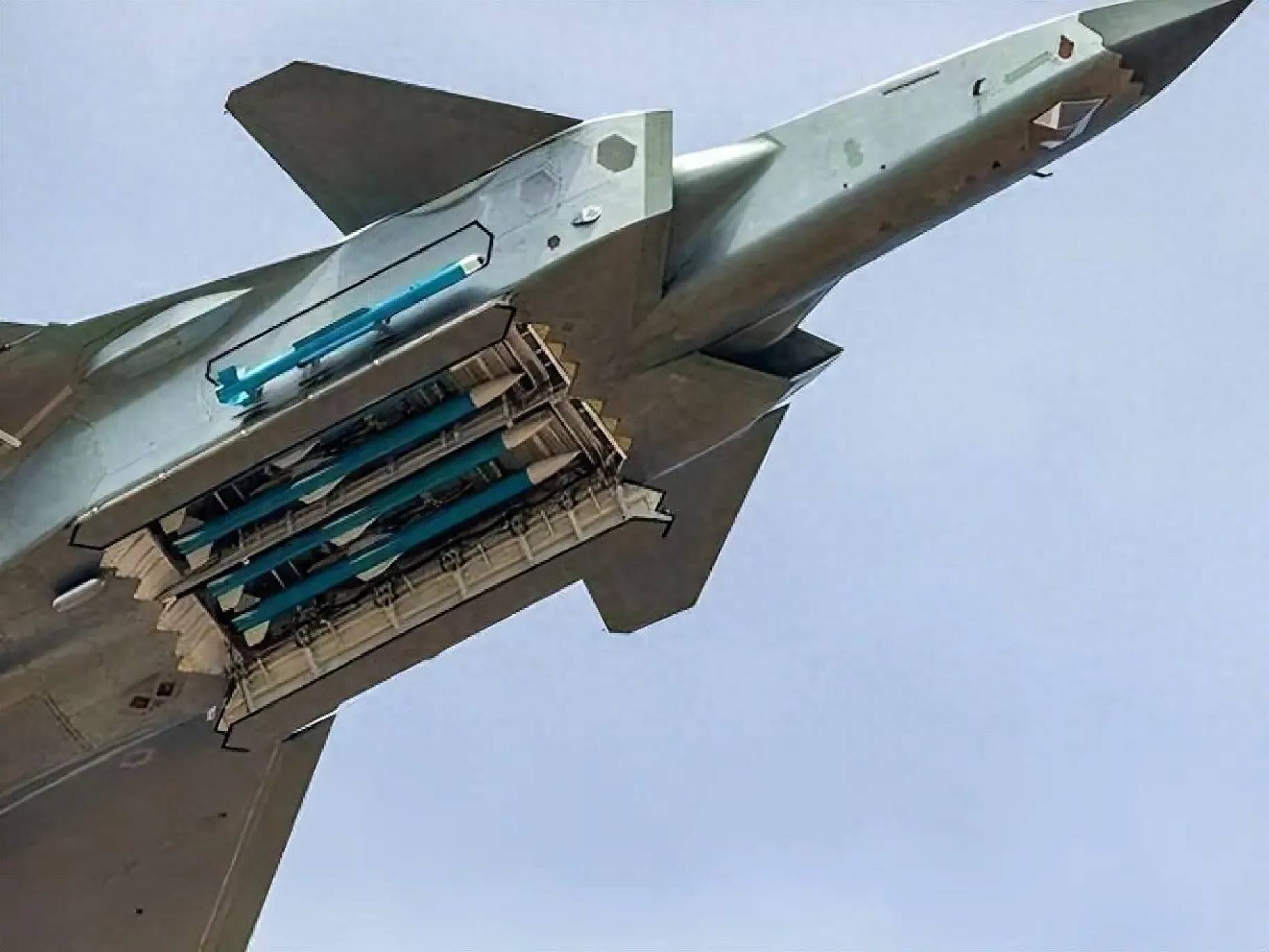 300公里極限打擊！解放軍霹靂-16震撼亮相，殲-20戰(zhàn)機火力大幅增強