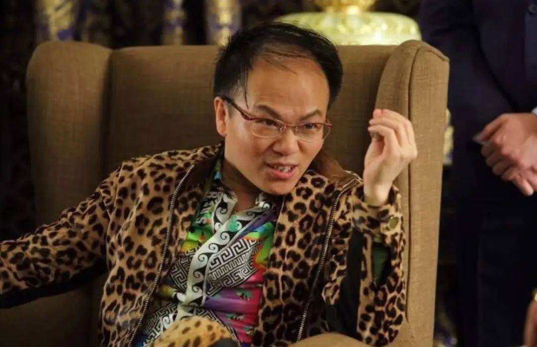 導(dǎo)演鄭某峰涉嫌猥褻兒童已被批捕，此前多位演員自曝曾被他侵害