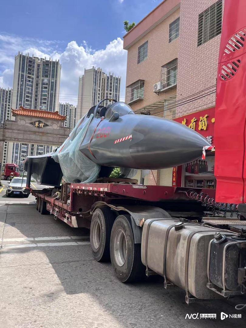 貨車拉著戰(zhàn)斗機進村？順德北滘：殲-16模型機，國防教育用