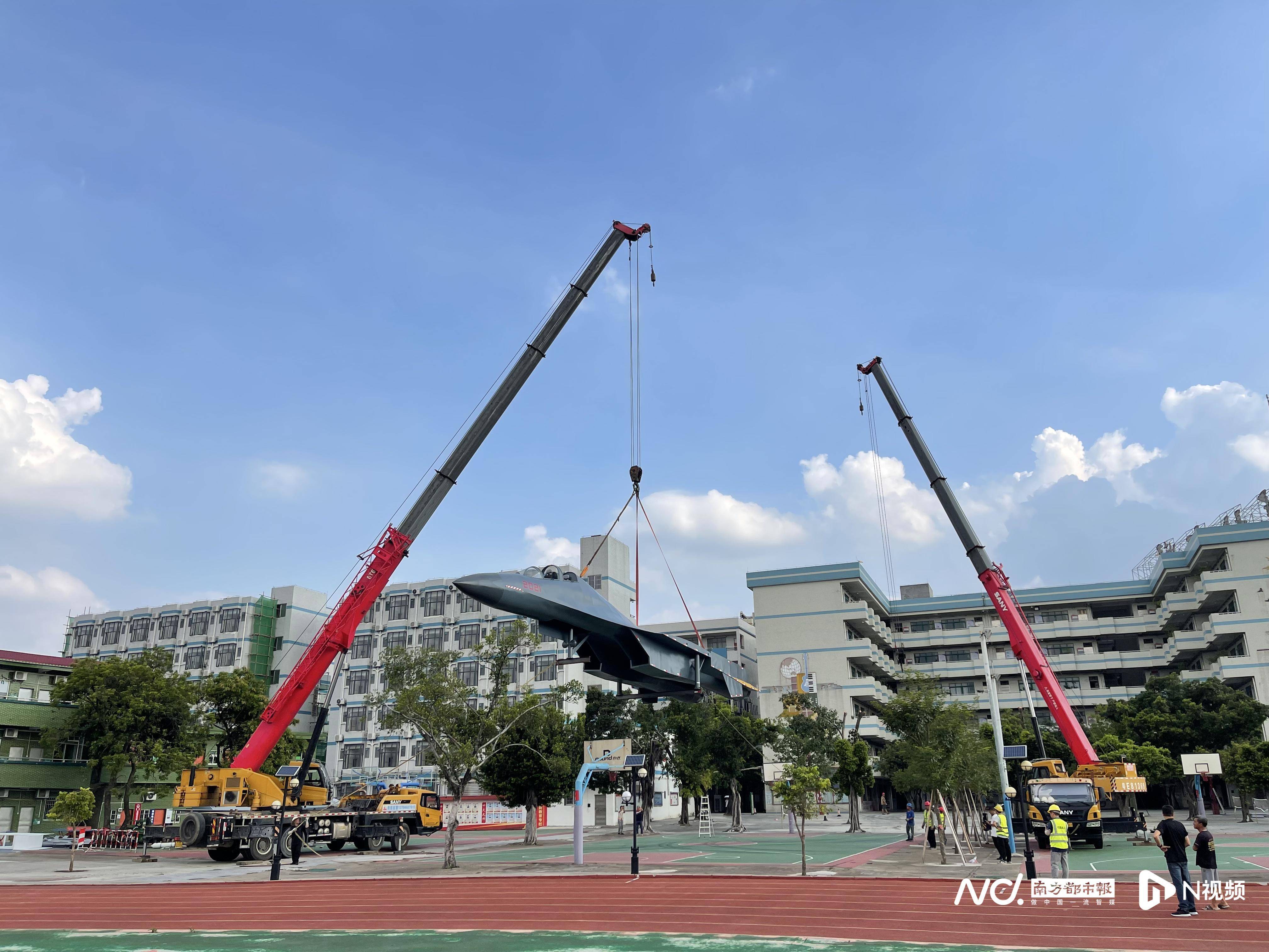 貨車拉著戰(zhàn)斗機進村？順德北滘：殲-16模型機，國防教育用