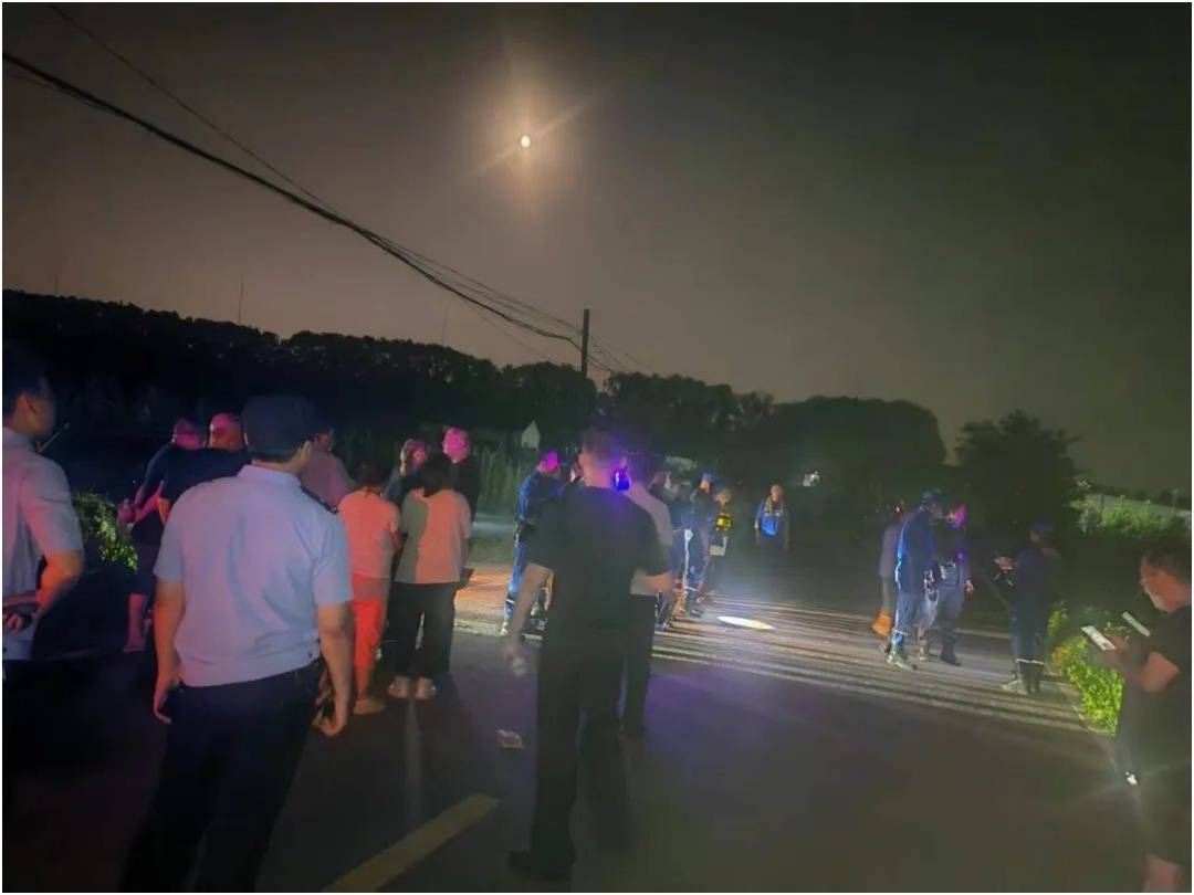 七旬老人在玉米地走失，四枚信號彈照亮歸途