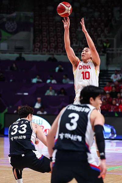 中國(guó)男籃79比71戰(zhàn)勝韓國(guó)隊(duì)，時(shí)隔10年重回亞洲杯4強(qiáng)