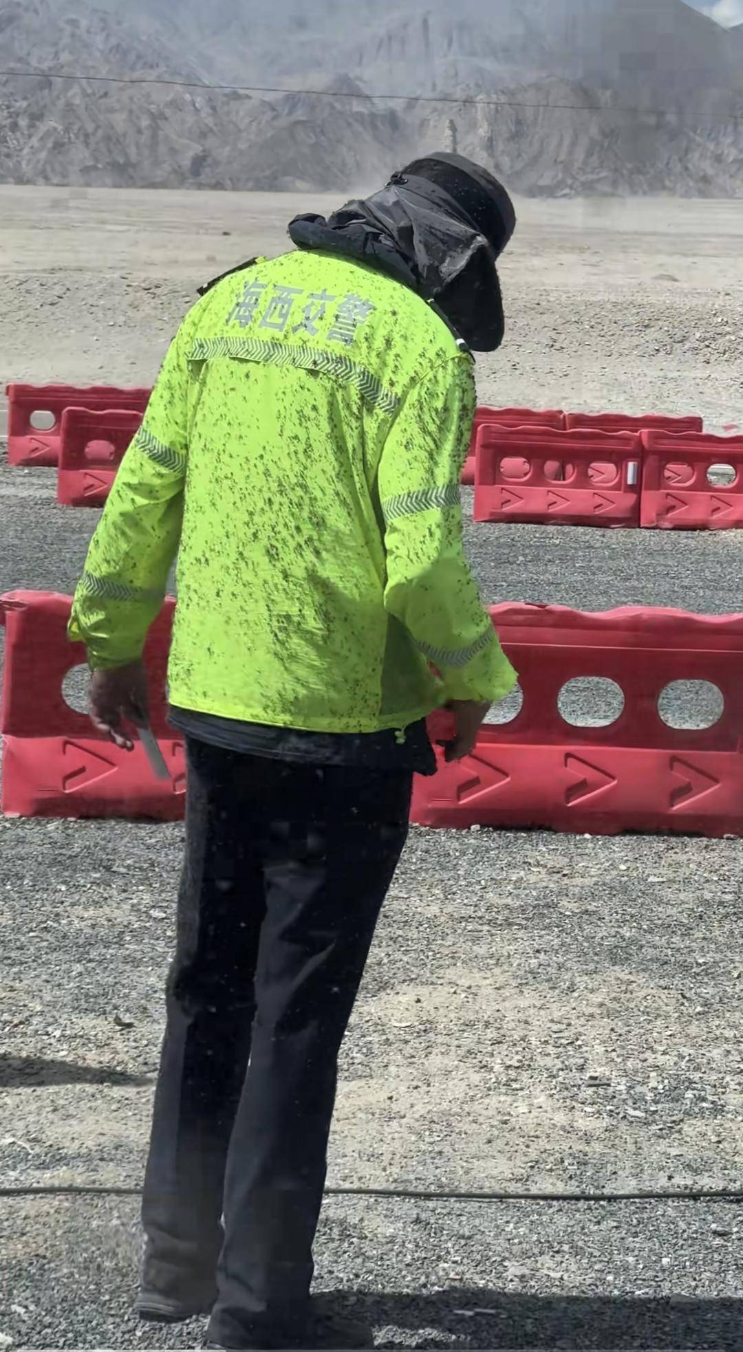 交警身上叮滿蚊子，拍攝者：我們車窗都不敢搖下來，他們真的很不容易