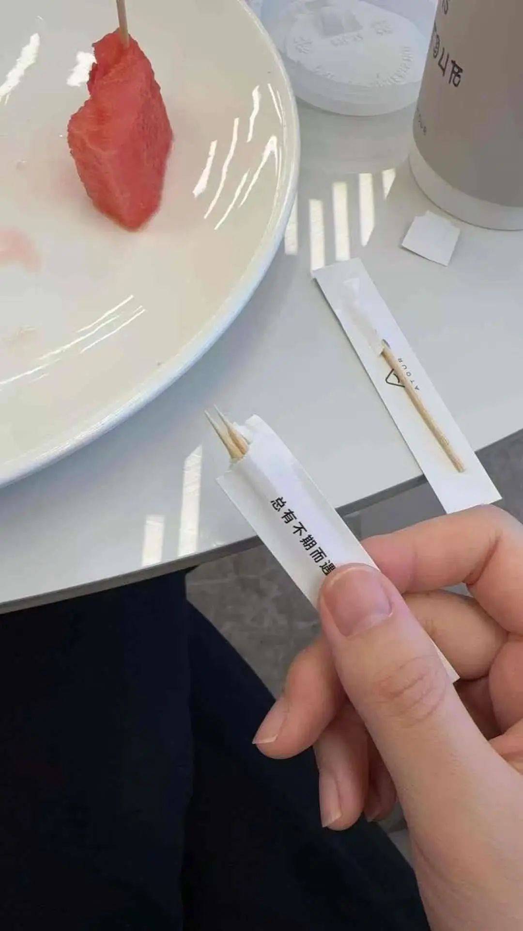 女子稱在知名連鎖酒店內(nèi)用牙簽，入口后猛然發(fā)現(xiàn)可能是別人用過的，店方回應(yīng)