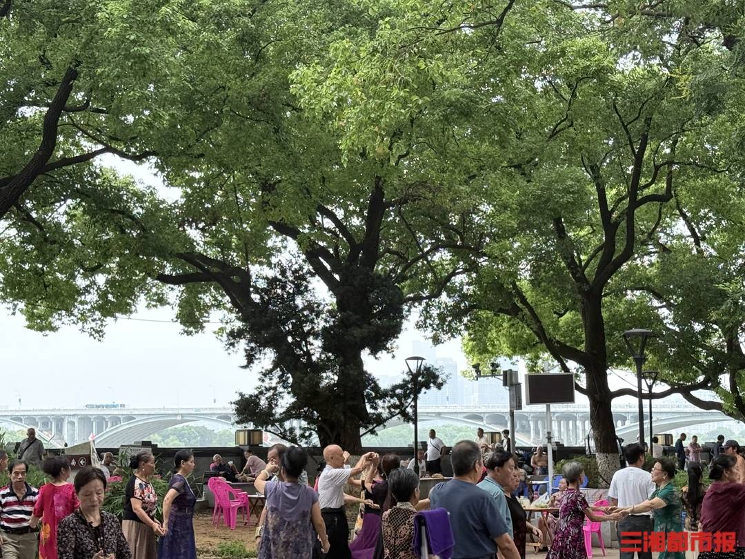 露天客廳，煙火長卷：湘江“橋”下見長沙真性情