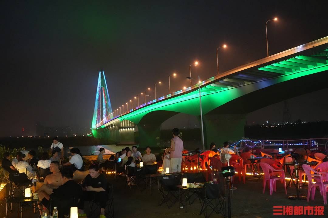 露天客廳，煙火長卷：湘江“橋”下見長沙真性情