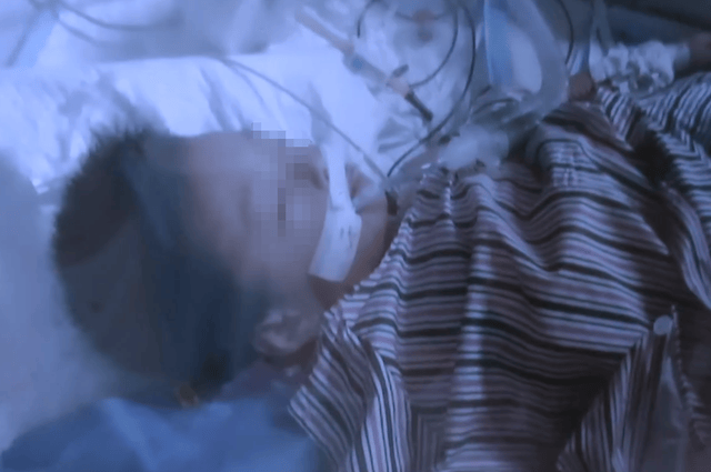臥室門打不開(kāi)，爸爸接了通電話，撬門后發(fā)現(xiàn)4歲半兒子從22樓墜落，蜷縮在一樓綠化帶……