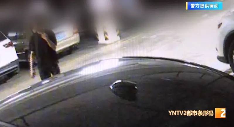 凌晨怪事！男子提著茅臺袋子在車庫，翻垃圾桶竟為了.....