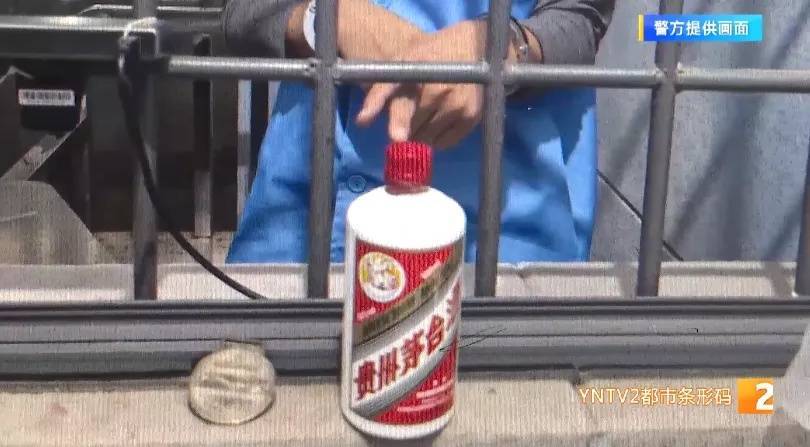 凌晨怪事！男子提著茅臺袋子在車庫，翻垃圾桶竟為了.....