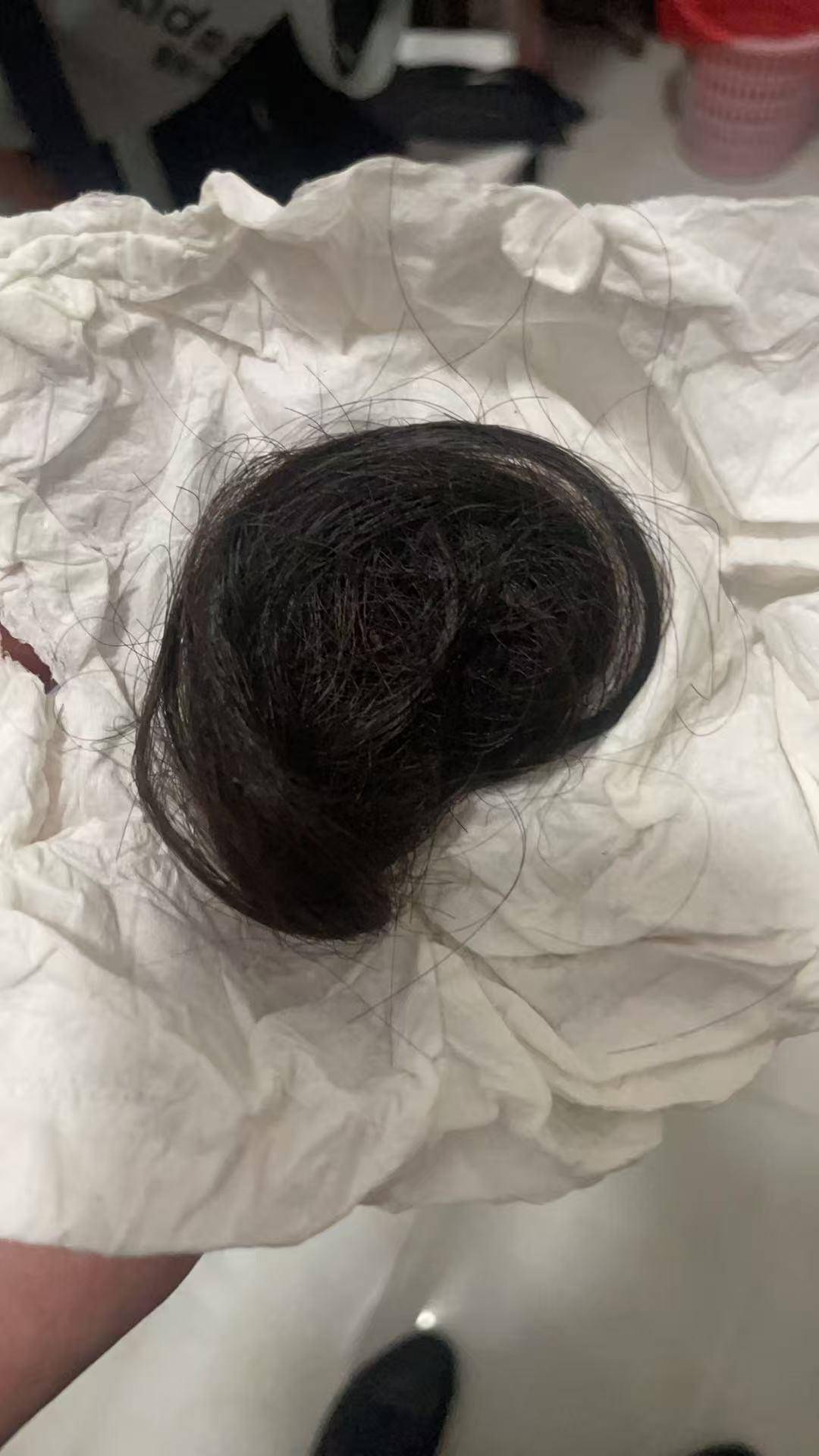 “女子帶娃回娘家一家三口被害”案件今日開(kāi)庭，丈夫：會(huì)帶著妻子被砍斷的頭發(fā)去聽(tīng)審