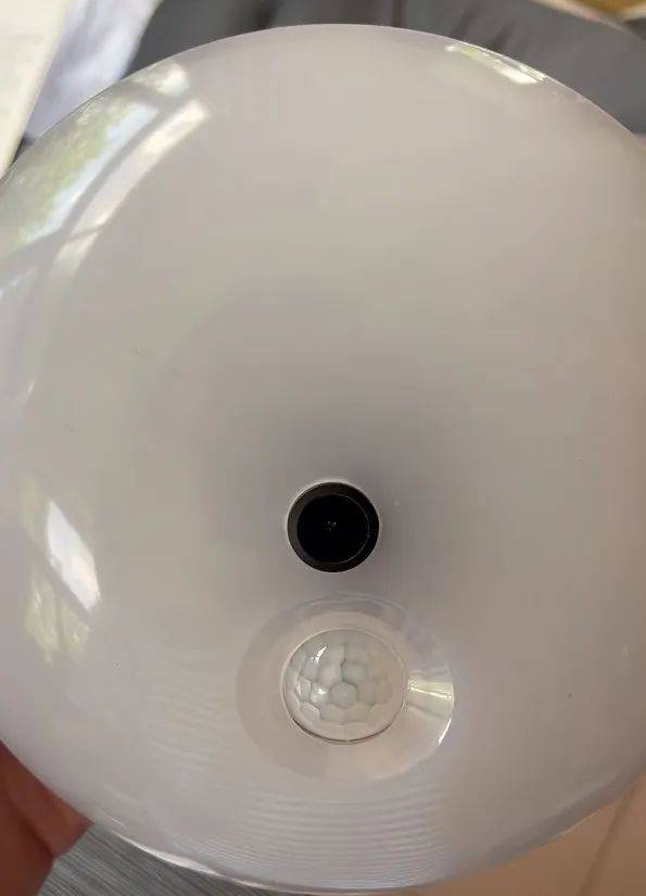 女租客在停電后發(fā)現(xiàn)偽裝成燈泡的隱蔽攝像頭，房東希望退租，并愿退還剩余三個(gè)月的租金，警方立案調(diào)查