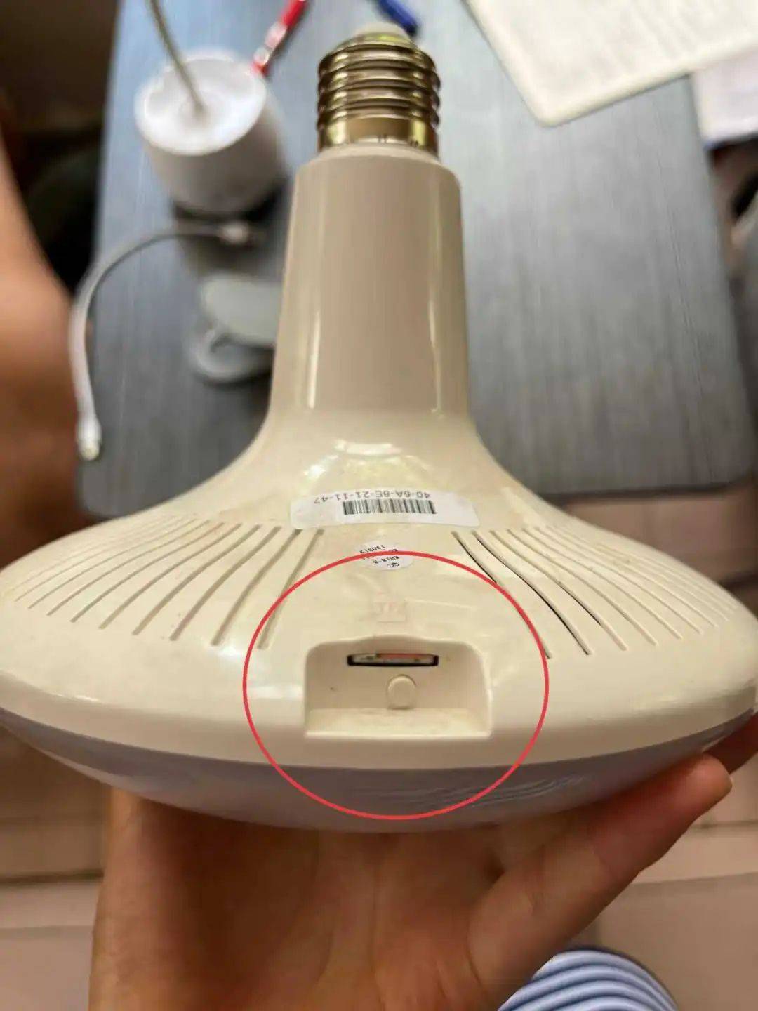 女租客在停電后發(fā)現(xiàn)偽裝成燈泡的隱蔽攝像頭，房東希望退租，并愿退還剩余三個(gè)月的租金，警方立案調(diào)查