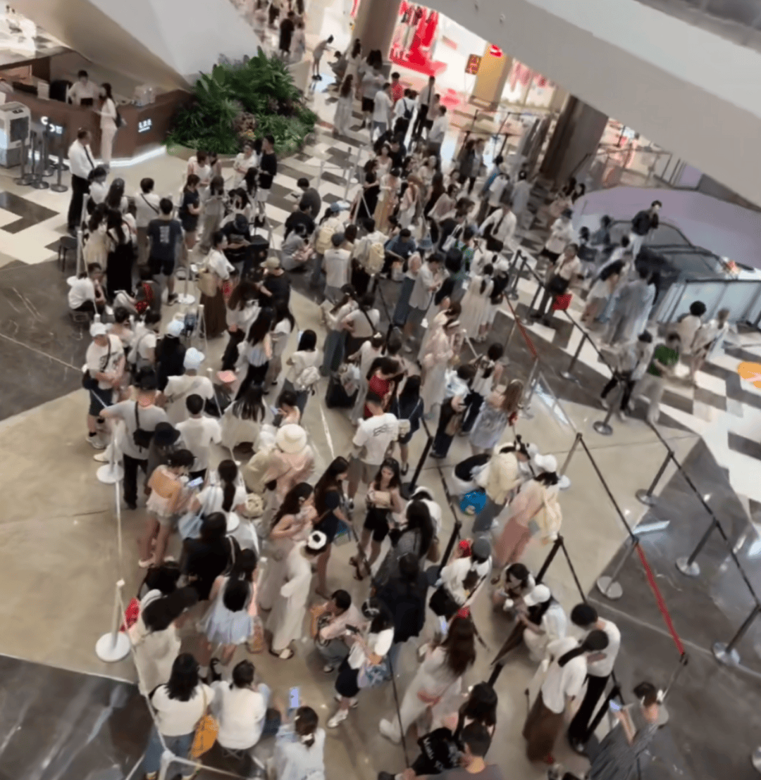 開業(yè)第一天就閉店！人多到崩潰，排隊超8小時，品牌道歉，補(bǔ)償方案公布！