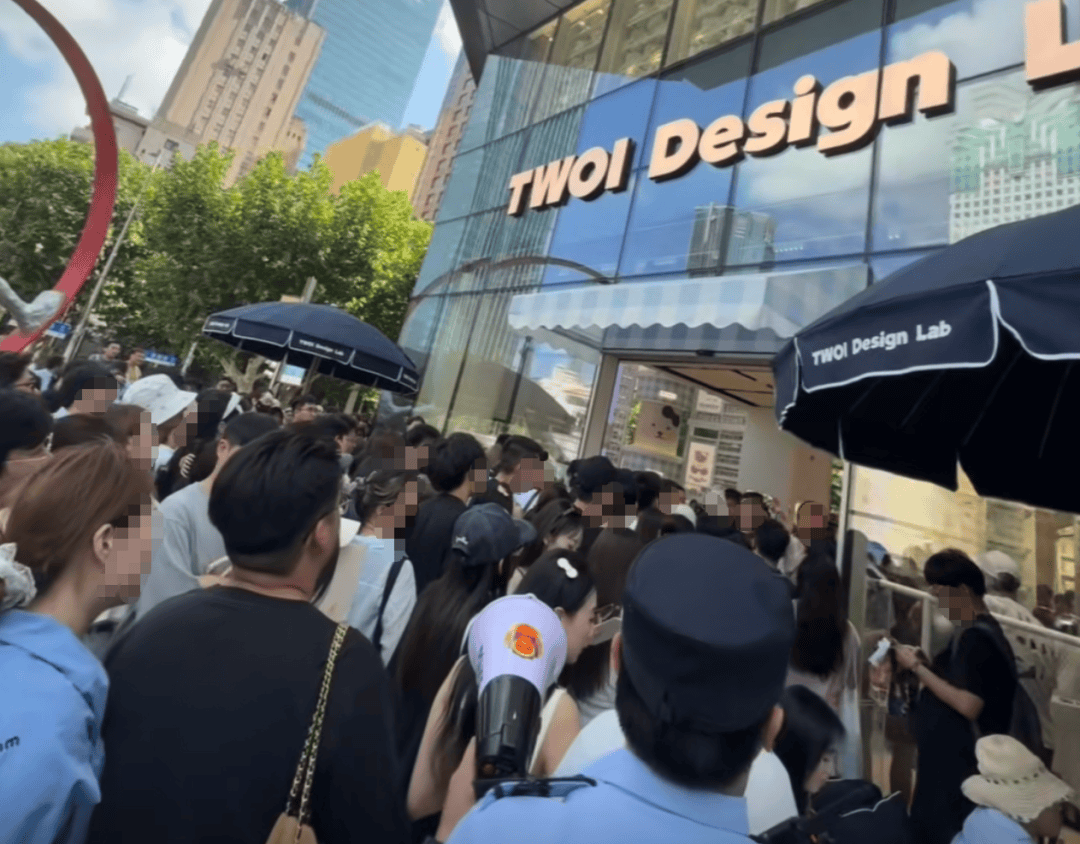 開業(yè)第一天就閉店！人多到崩潰，排隊超8小時，品牌道歉，補(bǔ)償方案公布！