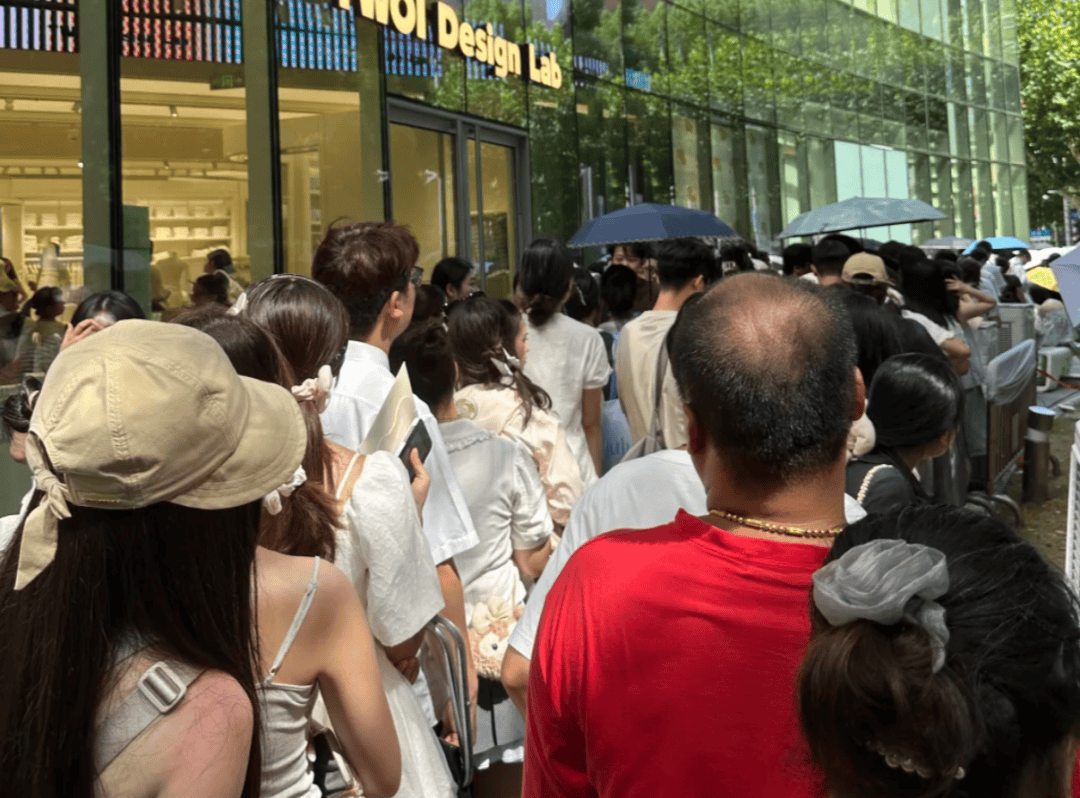 開業(yè)第一天就閉店！人多到崩潰，排隊超8小時，品牌道歉，補(bǔ)償方案公布！