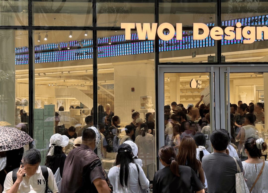 開業(yè)第一天就閉店！人多到崩潰，排隊超8小時，品牌道歉，補(bǔ)償方案公布！