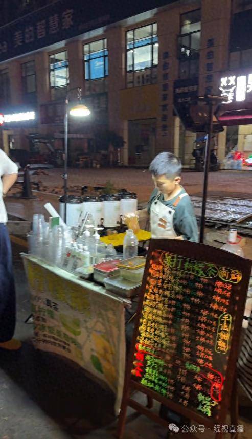 11歲小學生暑期擺攤賣奶茶月入4000元！母親回應