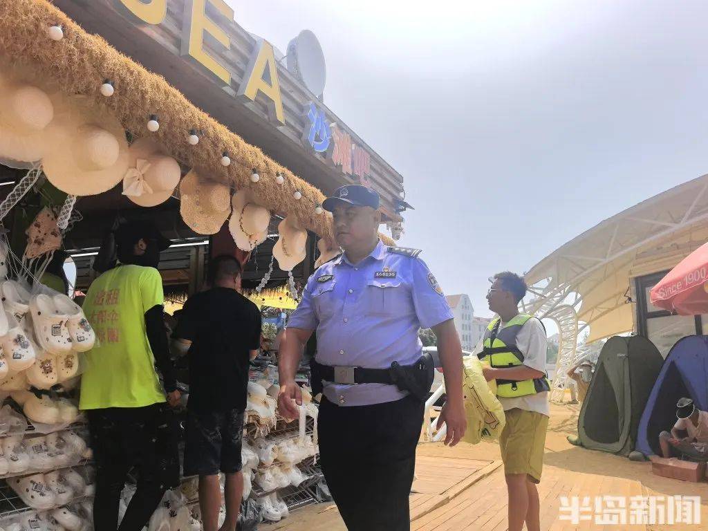 70歲老人來青島一浴游泳，上岸發(fā)現(xiàn)衣服和手機都不見了，民警找了兩個多小時……