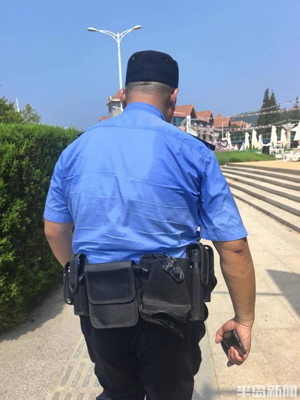 70歲老人來青島一浴游泳，上岸發(fā)現(xiàn)衣服和手機都不見了，民警找了兩個多小時……