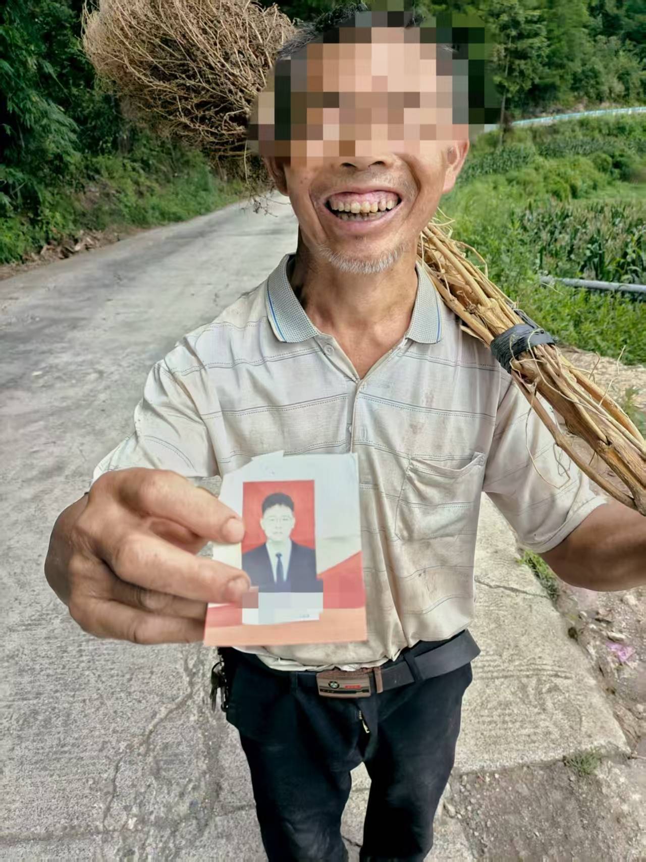 貴州老伯撿到00后村官丟棄舊照，誤以為重要資料懷揣一月等送還，當(dāng)事人：超感動(dòng)