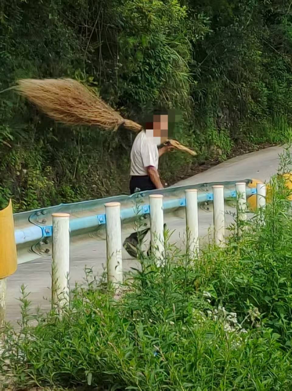 貴州老伯撿到00后村官丟棄舊照，誤以為重要資料懷揣一月等送還，當(dāng)事人：超感動(dòng)