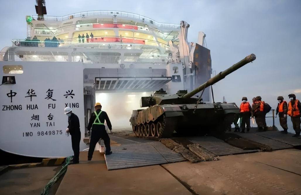 中方七艘大船齊聚東海南下！臺美如臨大敵，美軍偵察機火速出動，五角大樓不敢怠慢