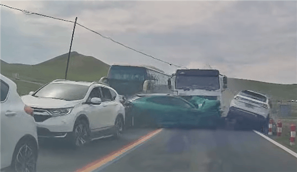 水泥罐車疑失控連撞對向多車，小米YU7被正面撞擊受損嚴(yán)重，車主拍下現(xiàn)場：小米保了我的命