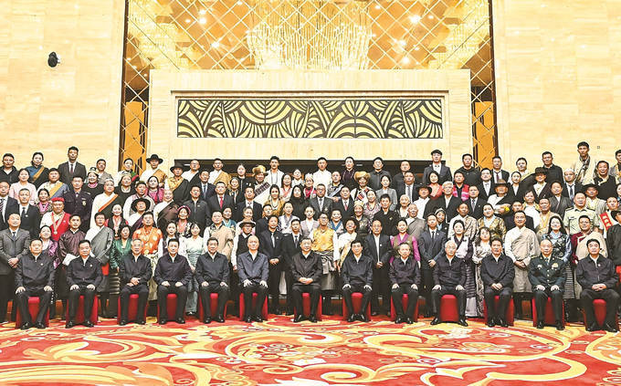 習(xí)近平抵拉薩出席西藏自治區(qū)成立六十周年慶?；顒?></p>
<p>8月20日晚上，慶祝西藏自治區(qū)成立60周年文藝晚會《雪域歡歌》在西藏大劇院舉行，中共中央總書記、國家主席、中央軍委主席習(xí)近平同西藏自治區(qū)各族干部群眾共同觀看演出。這是習(xí)近平向大家揮手致意。 新華社記者 謝環(huán)馳 攝</p>
<p>新華社拉薩8月20日電 中共中央總書記、國家主席、中央軍委主席習(xí)近平率中央代表團(tuán)20日中午乘專機(jī)抵達(dá)拉薩，出席西藏自治區(qū)成立60周年慶?；顒?。習(xí)近平作為中共中央總書記、國家主席、中央軍委主席率中央代表團(tuán)到西藏出席西藏自治區(qū)成立慶祝活動，在黨和國家歷史上是第一次，充分體現(xiàn)了黨中央對西藏工作的高度重視、對西藏各族干部群眾的親切關(guān)懷。</p>
<p>中共中央政治局常委、全國政協(xié)主席、中央代表團(tuán)團(tuán)長王滬寧，中共中央政治局常委、中央辦公廳主任蔡奇同機(jī)抵達(dá)。</p>
<p>初秋的青藏高原，清風(fēng)送爽。拉薩貢嘎機(jī)場紅旗飄揚(yáng)，氣氛熱烈。</p>
<p>12時(shí)許，習(xí)近平乘坐的專機(jī)在貢嘎機(jī)場降落，等候在停機(jī)坪的西藏各族各界群眾熱烈歡呼。習(xí)近平走出艙門，向歡迎群眾揮手致意。</p>
<p>西藏自治區(qū)黨委書記王君正、自治區(qū)人大常委會主任嚴(yán)金海、自治區(qū)人民政府主席嘎瑪澤登、自治區(qū)政協(xié)黨組書記劉江等在舷梯下迎候。習(xí)近平走下舷梯時(shí)，王君正敬獻(xiàn)哈達(dá)，禮儀人員敬獻(xiàn)切瑪和青稞酒。各族群眾代表身著節(jié)日盛裝，揮動紅旗和五彩花束，跳起歡快的民族舞蹈，歡迎總書記的到來，表達(dá)對總書記的衷心祝福。</p>
<p>充滿節(jié)日氛圍的古城拉薩，從機(jī)場到住地主要街道兩旁彩旗舞動，各族群眾手持紅旗、捧著哈達(dá)，齊聲歡呼，表達(dá)歡迎和感激之情。習(xí)近平打開車窗，向沿途群眾頻頻揮手致意。</p>
<p>擔(dān)任中央代表團(tuán)副團(tuán)長的中共中央政治局委員、中央統(tǒng)戰(zhàn)部部長李干杰，中共中央政治局委員、國務(wù)院副總理張國清，全國人大常委會副委員長洛桑江村，全國政協(xié)副主席胡春華，中央軍委委員張升民，陪同出席活動的中共中央政治局委員、國務(wù)院副總理何立峰，中共中央書記處書記、國務(wù)委員王小洪等同機(jī)抵達(dá)。</p>
<p>中央代表團(tuán)成員同期抵達(dá)，成員包括中央和國家機(jī)關(guān)有關(guān)部門、軍隊(duì)有關(guān)單位、對口支援西藏的有關(guān)省市負(fù)責(zé)同志等。</p>
<p>新華社拉薩8月20日電 率中央代表團(tuán)出席西藏自治區(qū)成立60周年慶?；顒拥闹泄仓醒肟倳?、國家主席、中央軍委主席習(xí)近平，20日聽取西藏自治區(qū)黨委和政府工作匯報(bào)。他強(qiáng)調(diào)，西藏要全面貫徹新時(shí)代黨的治藏方略，堅(jiān)持穩(wěn)中求進(jìn)工作總基調(diào)，完整準(zhǔn)確全面貫徹新發(fā)展理念，扎實(shí)推動高質(zhì)量發(fā)展，持續(xù)深入抓好穩(wěn)定、發(fā)展、生態(tài)、強(qiáng)邊四件大事，努力建設(shè)團(tuán)結(jié)富裕文明和諧美麗的社會主義現(xiàn)代化新西藏。</p>
<p>習(xí)近平指出，西藏自治區(qū)成立60年來，在黨中央堅(jiān)強(qiáng)領(lǐng)導(dǎo)和全國人民大力支持下，自治區(qū)黨委和政府團(tuán)結(jié)帶領(lǐng)全區(qū)各族人民艱苦奮斗、開拓進(jìn)取，堅(jiān)持和完善民族區(qū)域自治制度，深入開展反分裂斗爭，經(jīng)濟(jì)社會發(fā)展取得舉世矚目的重大成就，雪域高原發(fā)生翻天覆地的變化，同全國各地一道如期全面建成小康社會、邁上全面建設(shè)社會主義現(xiàn)代化國家新征程。他代表黨中央，向西藏各族干部群眾表示熱烈祝賀、致以誠摯問候！</p>
<p>習(xí)近平強(qiáng)調(diào)，治藏穩(wěn)藏興藏，首先是要保持西藏的政治安定、社會穩(wěn)定、民族團(tuán)結(jié)、宗教和順。要進(jìn)一步鑄牢中華民族共同體意識、推進(jìn)中華民族共同體建設(shè)，加強(qiáng)黨史、新中國史、改革開放史、社會主義發(fā)展史、中華民族發(fā)展史宣傳教育，廣泛宣傳西藏自治區(qū)60年來的輝煌成就，講好新時(shí)代西藏故事，引導(dǎo)各族干部群眾不斷增進(jìn)“五個(gè)認(rèn)同”。要積極創(chuàng)建全國民族團(tuán)結(jié)進(jìn)步模范區(qū)，推廣普及國家通用語言文字，促進(jìn)各民族交往交流交融，推動西藏與內(nèi)地經(jīng)濟(jì)、文化、人員雙向交流。要按照系統(tǒng)推進(jìn)我國宗教中國化、加強(qiáng)宗教事務(wù)治理法治化的要求，引導(dǎo)藏傳佛教與社會主義社會相適應(yīng)。要強(qiáng)化黨建引領(lǐng)，健全社會工作體制機(jī)制，更好凝聚服務(wù)群眾，夯實(shí)社會治理基礎(chǔ)。</p>
<p>習(xí)近平指出，西藏發(fā)展有自身特點(diǎn)，要從實(shí)際出發(fā)推動高質(zhì)量發(fā)展。要因地制宜發(fā)展高原特色優(yōu)勢產(chǎn)業(yè)，特別是特色農(nóng)牧業(yè)和清潔能源產(chǎn)業(yè)，持續(xù)發(fā)展資源加工業(yè)，積極發(fā)展現(xiàn)代服務(wù)業(yè)，促進(jìn)文旅產(chǎn)業(yè)融合。要有力有序有效推進(jìn)雅下水電工程、川藏鐵路等重大項(xiàng)目建設(shè)。要加強(qiáng)生態(tài)文明建設(shè)，協(xié)同推進(jìn)降碳、減污、擴(kuò)綠、增長，守護(hù)好“世界屋脊”和“亞洲水塔”。要統(tǒng)籌推進(jìn)新型城鎮(zhèn)化和鄉(xiāng)村全面振興，鞏固拓展脫貧攻堅(jiān)成果，扎實(shí)做好就業(yè)、教育、醫(yī)療衛(wèi)生、社會保障、養(yǎng)老、托幼等民生工作，進(jìn)一步提升各族群眾的獲得感、幸福感、安全感。要繼續(xù)做好定日縣災(zāi)后重建工作。</p>
<p>習(xí)近平強(qiáng)調(diào)，做好西藏工作，必須始終堅(jiān)持黨的領(lǐng)導(dǎo)、加強(qiáng)黨的建設(shè)。要堅(jiān)持不懈用新時(shí)代中國特色社會主義思想凝心鑄魂，引導(dǎo)各族干部群眾聽黨話、跟黨走。要大力弘揚(yáng)老西藏精神、“兩路”精神，堅(jiān)持嚴(yán)管厚愛統(tǒng)一、激勵(lì)約束并重，引導(dǎo)廣大黨員、干部和各類人才奮發(fā)進(jìn)取、擔(dān)當(dāng)作為，同時(shí)落實(shí)各項(xiàng)關(guān)愛措施，幫助解決后顧之憂。要充分發(fā)揮基層黨組織的戰(zhàn)斗堡壘作用。要運(yùn)用好深入貫徹中央八項(xiàng)規(guī)定精神學(xué)習(xí)教育成果和經(jīng)驗(yàn)，健全作風(fēng)建設(shè)常態(tài)化長效化機(jī)制。要認(rèn)真落實(shí)全面從嚴(yán)治黨政治責(zé)任，堅(jiān)持正風(fēng)肅紀(jì)反腐相貫通，一體推進(jìn)不敢腐、不能腐、不想腐，努力營造風(fēng)清氣正的政治生態(tài)。</p>
<p>西藏自治區(qū)黨委書記王君正匯報(bào)了自治區(qū)黨委和政府的工作。全國政協(xié)副主席、自治區(qū)政協(xié)主席帕巴拉·格列朗杰，自治區(qū)人大常委會主任嚴(yán)金海，自治區(qū)人民政府主席嘎瑪澤登參加匯報(bào)會。</p>
<p>王滬寧、蔡奇、李干杰、何立峰、張國清、王小洪、洛桑江村、胡春華和張升民，中央和國家機(jī)關(guān)有關(guān)部門負(fù)責(zé)同志，中央代表團(tuán)全體成員，西藏自治區(qū)黨政軍負(fù)責(zé)同志等參加匯報(bào)會。</p>
<p>新華社拉薩8月20日電 中共中央總書記、國家主席、中央軍委主席習(xí)近平20日下午接見西藏各族各界代表，代表黨中央向西藏各族兒女致以誠摯問候和衷心祝愿，希望大家繼續(xù)同心協(xié)力、團(tuán)結(jié)奮斗，共同譜寫中國式現(xiàn)代化的絢麗雪域篇章。</p>
<p>習(xí)近平等來到接見現(xiàn)場時(shí)，全場響起長時(shí)間熱烈掌聲。習(xí)近平向大家揮手致意，不時(shí)同代表親切交流，并同大家合影留念。</p>
<p>習(xí)近平還分別親切接見了援藏干部代表，自治區(qū)及有關(guān)部門、各地市負(fù)責(zé)同志和老同志代表，政法干警代表，宗教界愛國人士和寺管會干部代表。</p>
<p>當(dāng)天下午，習(xí)近平親切接見了駐拉薩部隊(duì)上校以上領(lǐng)導(dǎo)干部和部分基層先進(jìn)模范、文職人員，代表黨中央和中央軍委向駐西藏部隊(duì)全體官兵致以誠摯問候，并同大家合影留念。</p>
<p>王滬寧、蔡奇、李干杰、何立峰、張國清、王小洪、洛桑江村、胡春華、帕巴拉·格列朗杰和張升民，在西藏工作過的老同志，中央和國家機(jī)關(guān)有關(guān)部門負(fù)責(zé)同志等參加有關(guān)接見。</p>
<p>新華社北京8月20日電 西藏自治區(qū)成立60周年慶祝大會將于8月21日上午10時(shí)在西藏自治區(qū)拉薩市隆重舉行。中共中央總書記、國家主席、中央軍委主席習(xí)近平將出席大會。</p>
<p>屆時(shí)，中央廣播電視總臺將進(jìn)行現(xiàn)場直播，新華網(wǎng)進(jìn)行圖文直播。</p>
                			    
			</div>
			<div   id=