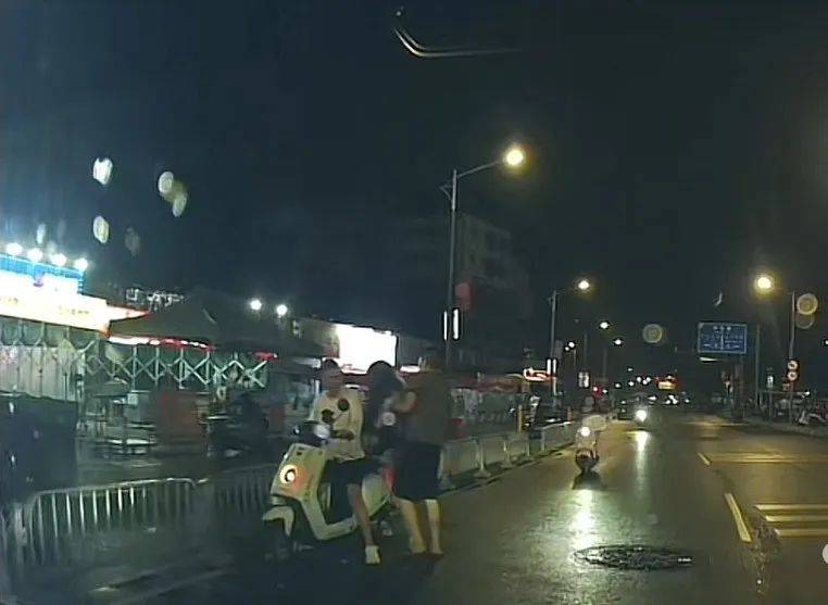 反轉(zhuǎn)！3名男子凌晨抬醉酒女子上車？實(shí)為好友和店員相助！當(dāng)事人：朋友氣得把我微信都刪了