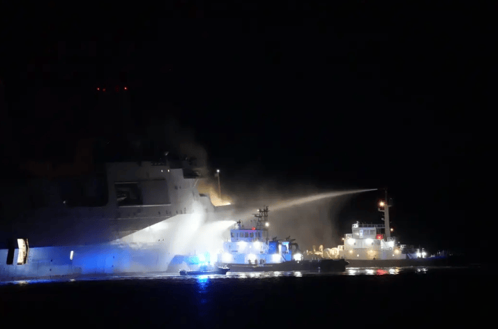 美軍兩棲船塢登陸艦燒了15小時，美軍早早宣稱火已撲滅，日方稱還沒滅