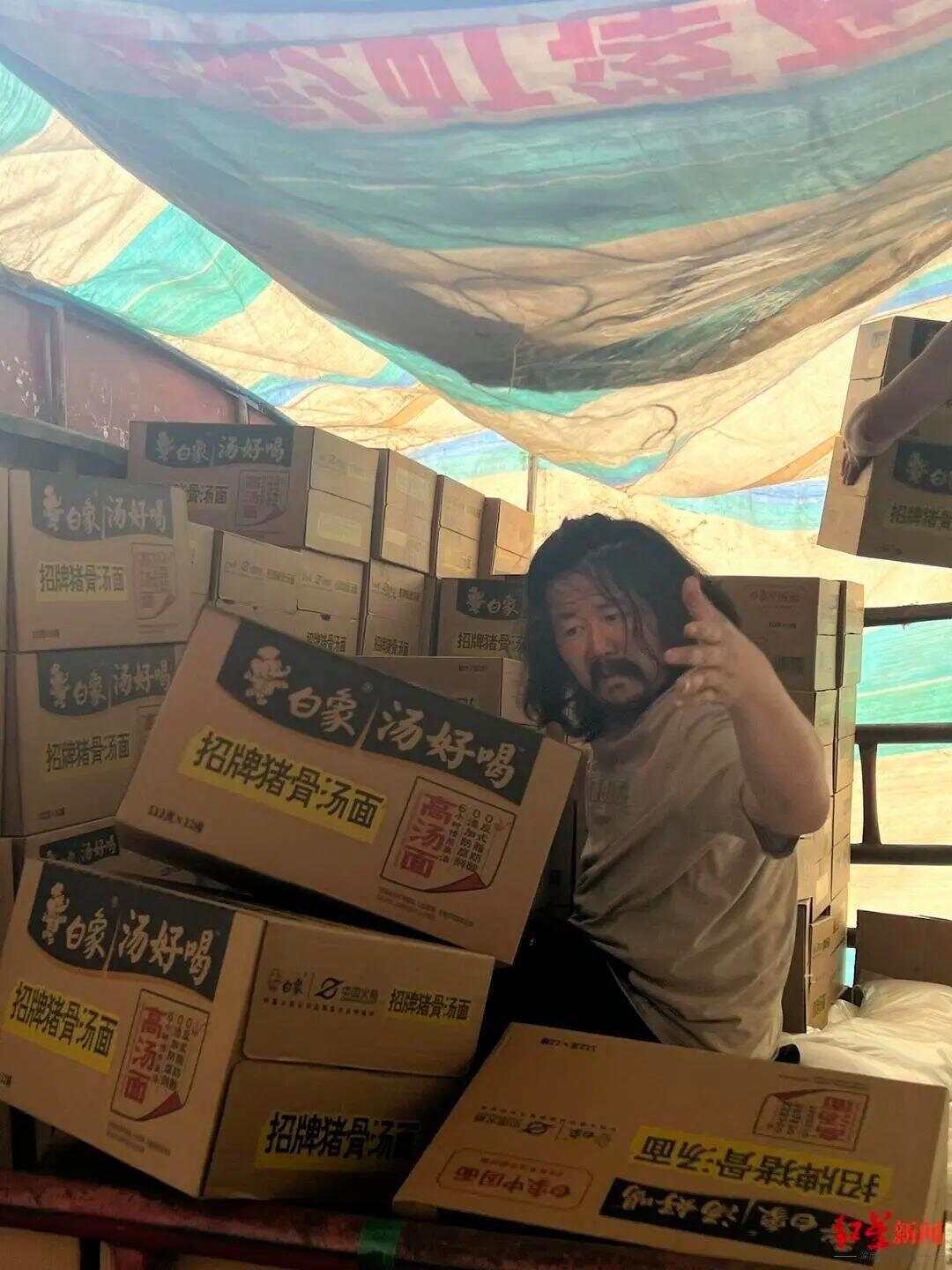 遺憾！受拾荒者資助感動全網(wǎng)女孩意外去世，此前兩人相見淚流滿面感動全網(wǎng)