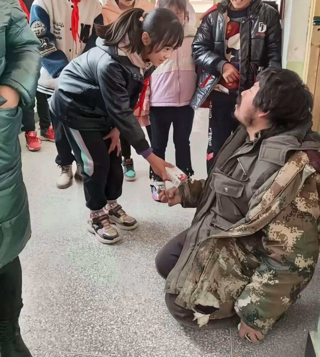 遺憾！受拾荒者資助感動全網(wǎng)女孩意外去世，此前兩人相見淚流滿面感動全網(wǎng)