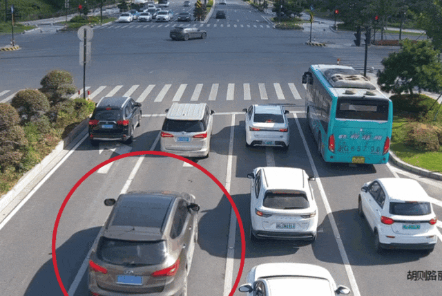 一轎車突然馬路上倒行，緊接起火！司機(jī)：糟了，沒滅火器……