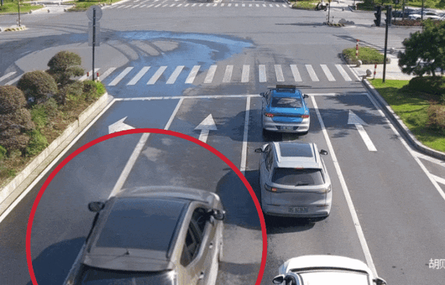 一轎車突然馬路上倒行，緊接起火！司機(jī)：糟了，沒滅火器……