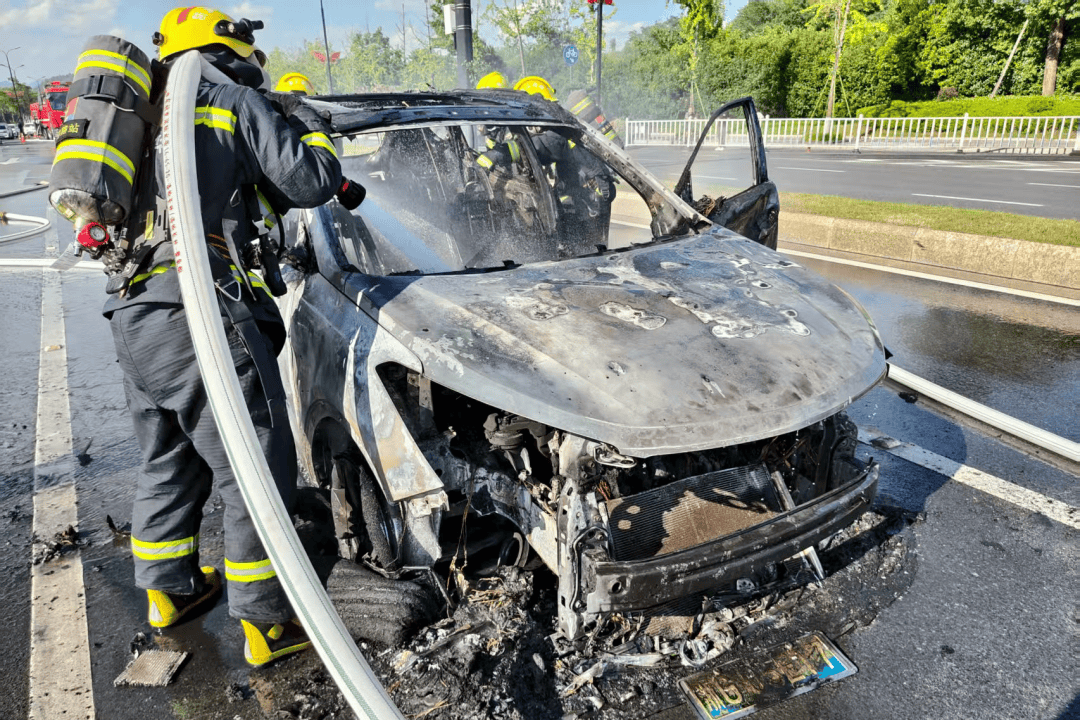 一轎車突然馬路上倒行，緊接起火！司機(jī)：糟了，沒滅火器……