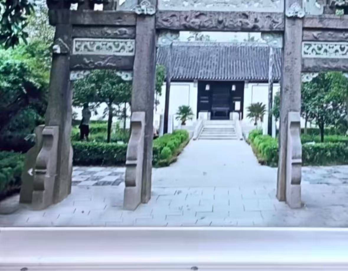 無(wú)錫地鐵回應(yīng)車(chē)內(nèi)宣傳圖含“不雅畫(huà)面”：男子手上拿著水瓶并非小便，為避免誤會(huì)將更換