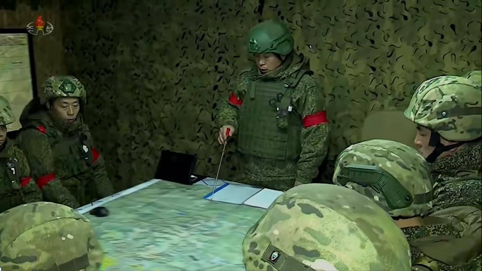 面對烏軍包圍，朝鮮少校與11名特種兵死戰(zhàn)不退，牽著手拉響光榮彈