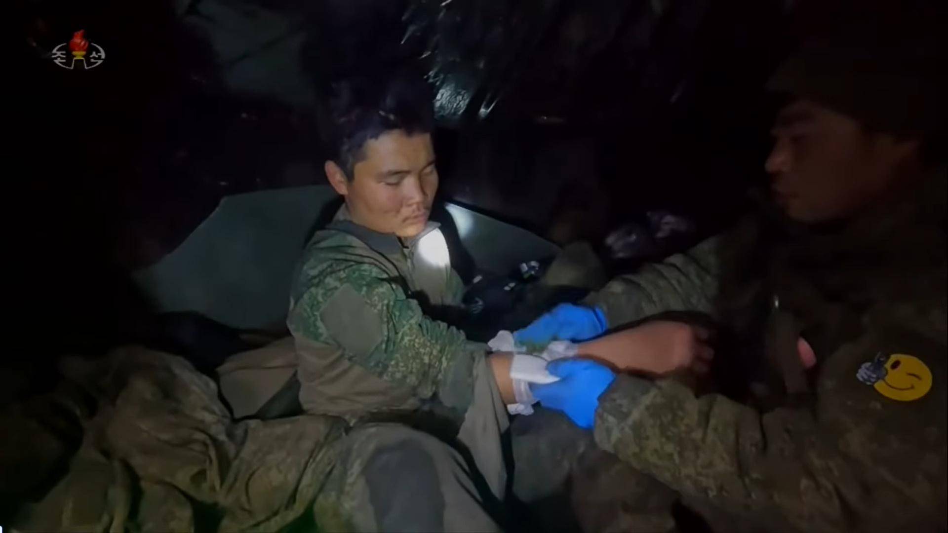 面對烏軍包圍，朝鮮少校與11名特種兵死戰(zhàn)不退，牽著手拉響光榮彈