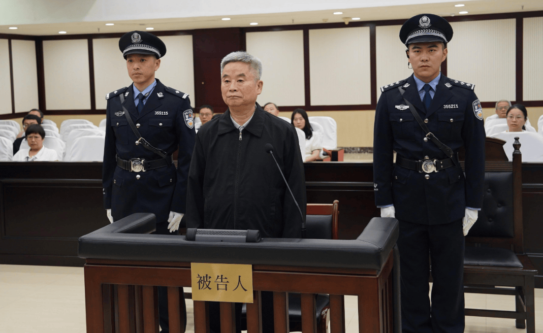 受賄數(shù)額特別巨大，并使國家和人民利益遭受特別重大損失，樓文龍被判無期！