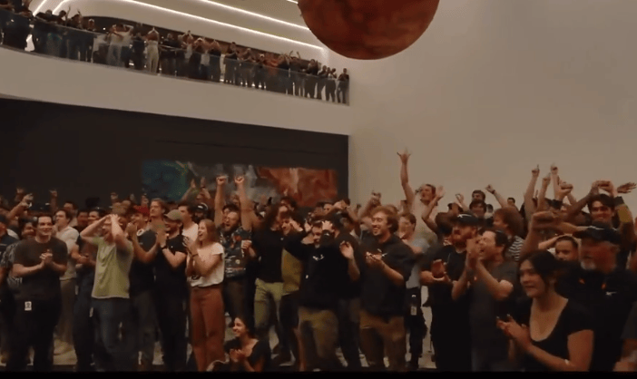 這次沒有空中爆炸！1個小時飛越半個地球，馬斯克星艦終于成功了，現(xiàn)場歡呼聲、鼓掌聲響成一片