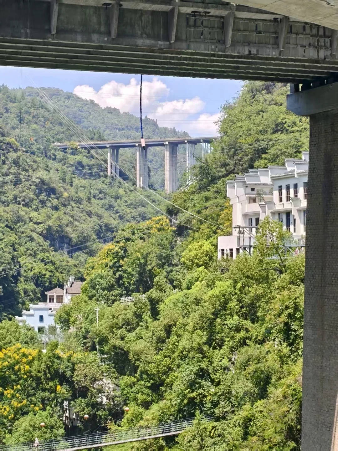 湖北宜昌一景區(qū)蹦極繩疑斷開游客墜入水中，目擊者稱看到水里有血跡，當(dāng)?shù)兀簾o生命危險(xiǎn)