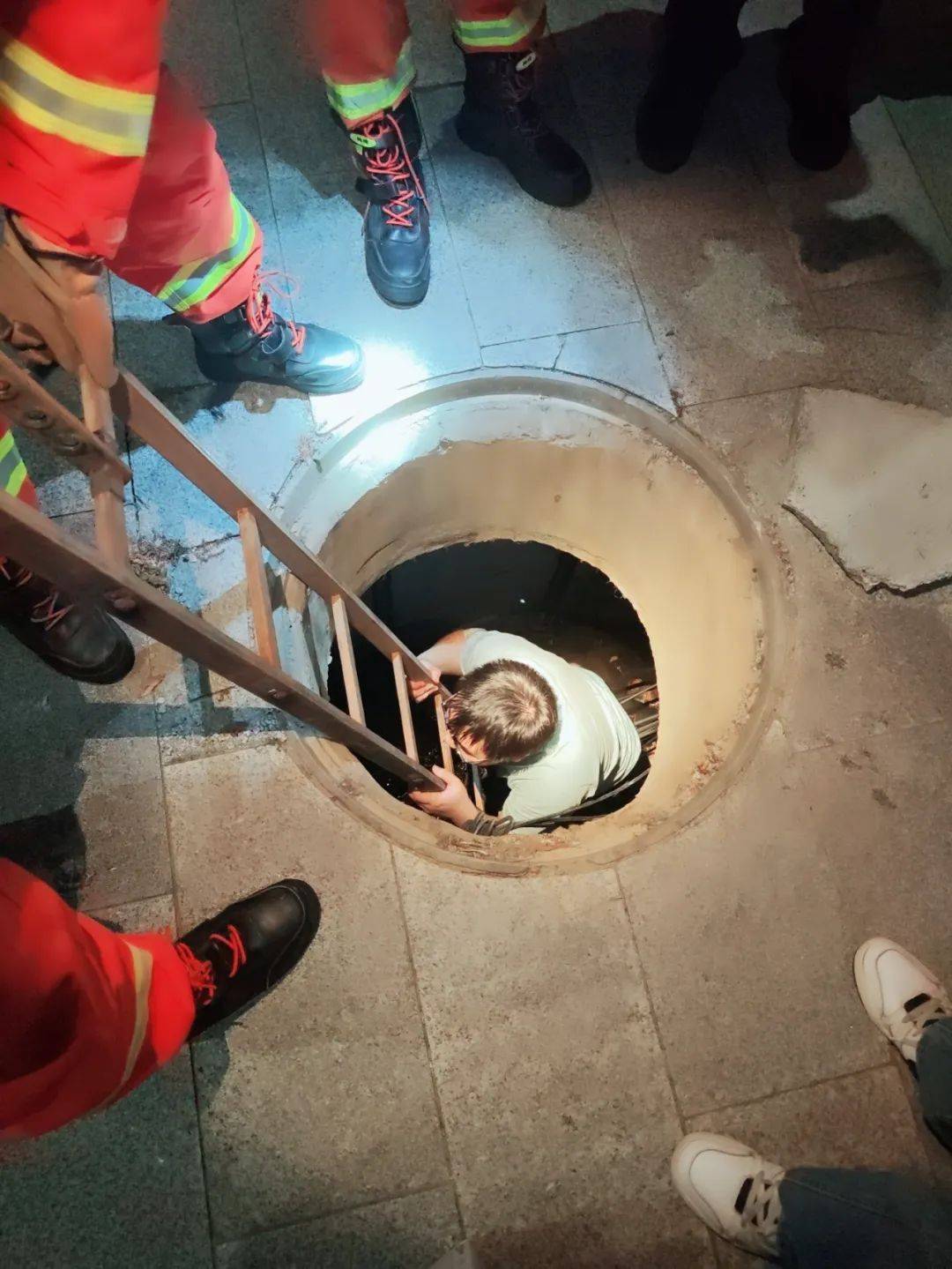 浙江一19歲男子與朋友在路上，走著走著人突然“消失”了！趕緊報(bào)警...