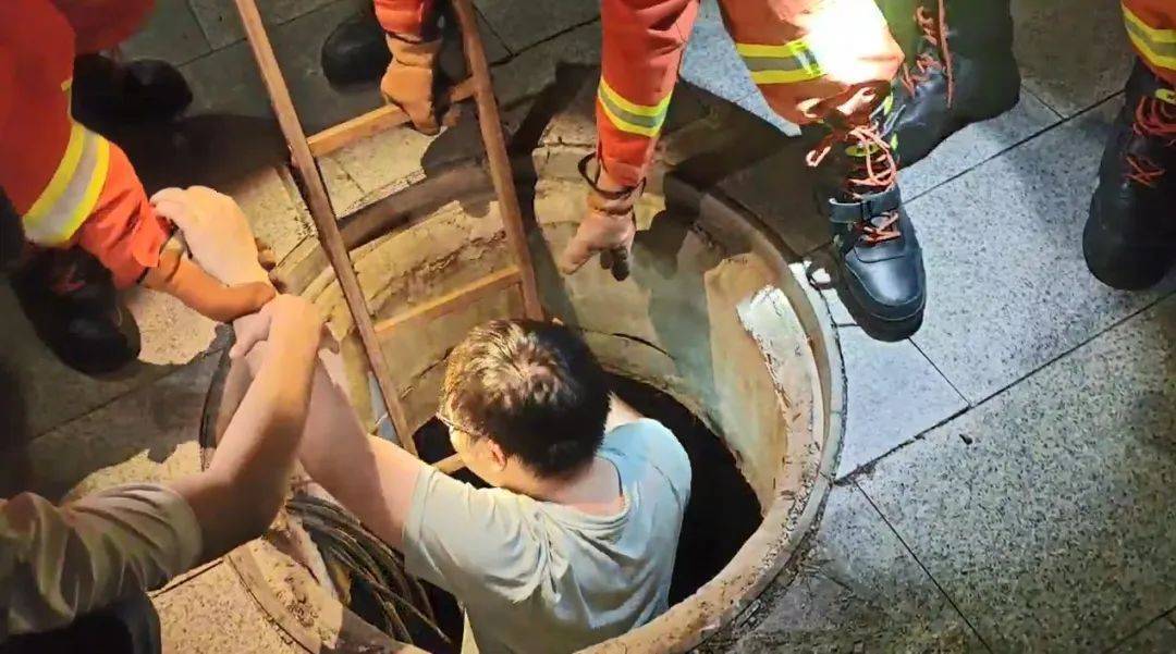 浙江一19歲男子與朋友在路上，走著走著人突然“消失”了！趕緊報(bào)警...