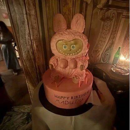 67歲生日麥當(dāng)娜與鮮肉男友同吃Labubu蛋糕，造型致敬子彈胸罩