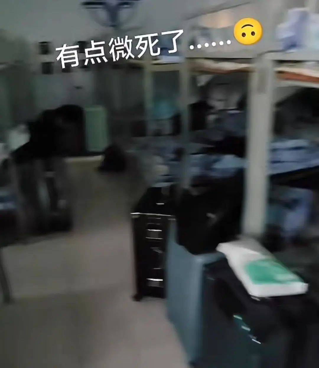 網友發(fā)視頻稱“河北農業(yè)大學有42人間的男生宿舍”，校方辟謠：不是我們學校，已投訴