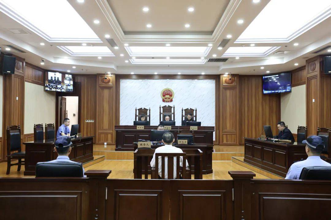 貴陽一支隊長受賄1078萬余元，為維系關(guān)系和提拔15次給同一人送錢