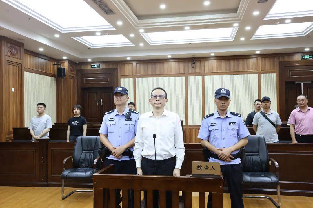 貴陽一支隊長受賄1078萬余元，為維系關(guān)系和提拔15次給同一人送錢