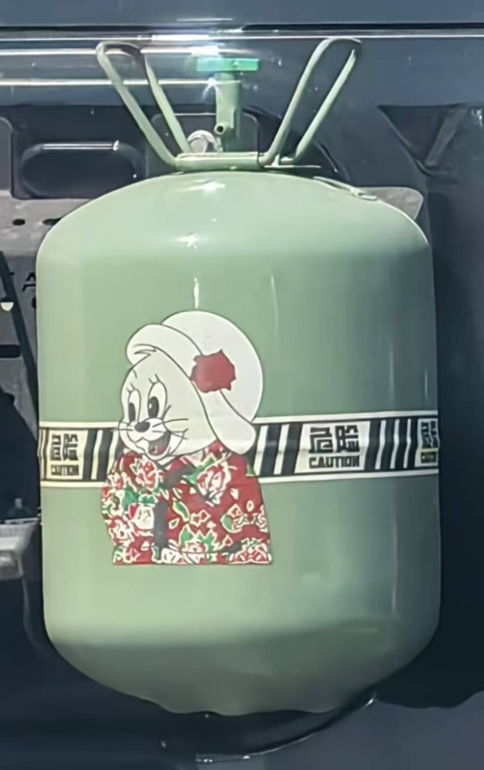 鄭州一私家車掛著卡通“液化氣罐”跑，是否違規(guī)？回應(yīng)來了！